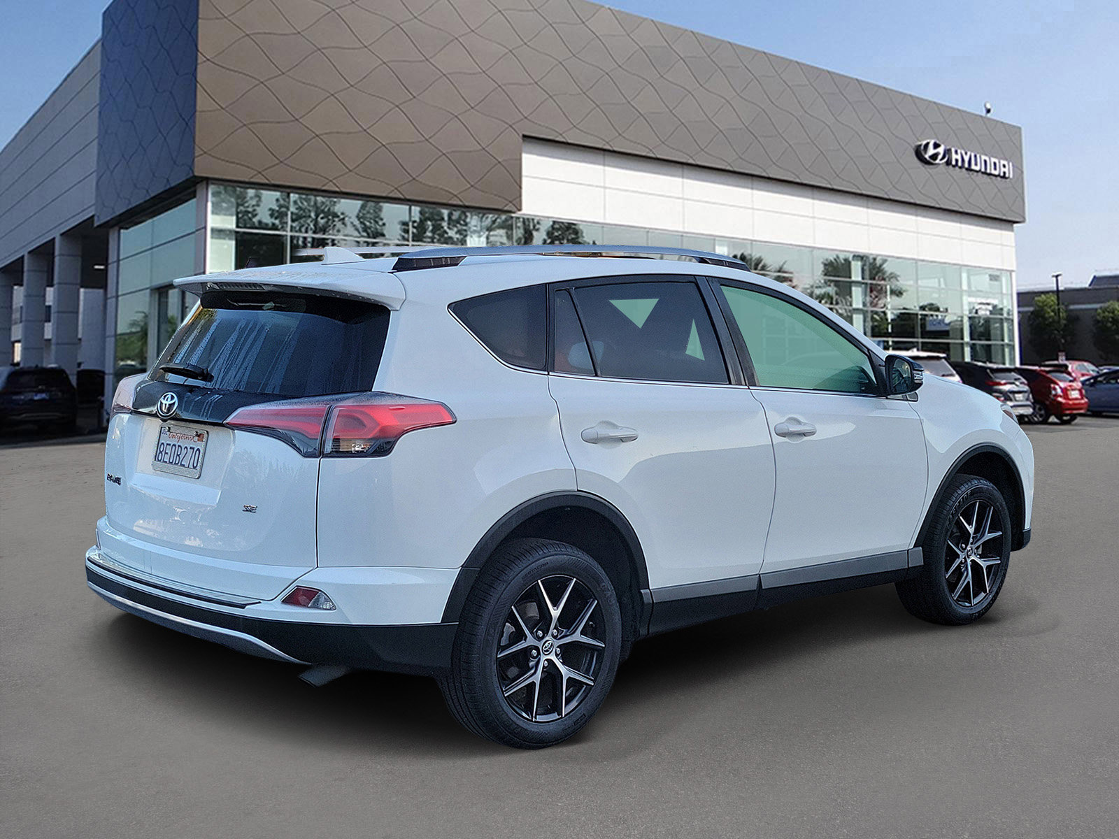 Used 2018 Toyota RAV4 SE w/ Power Extra Value Package FWD image 2