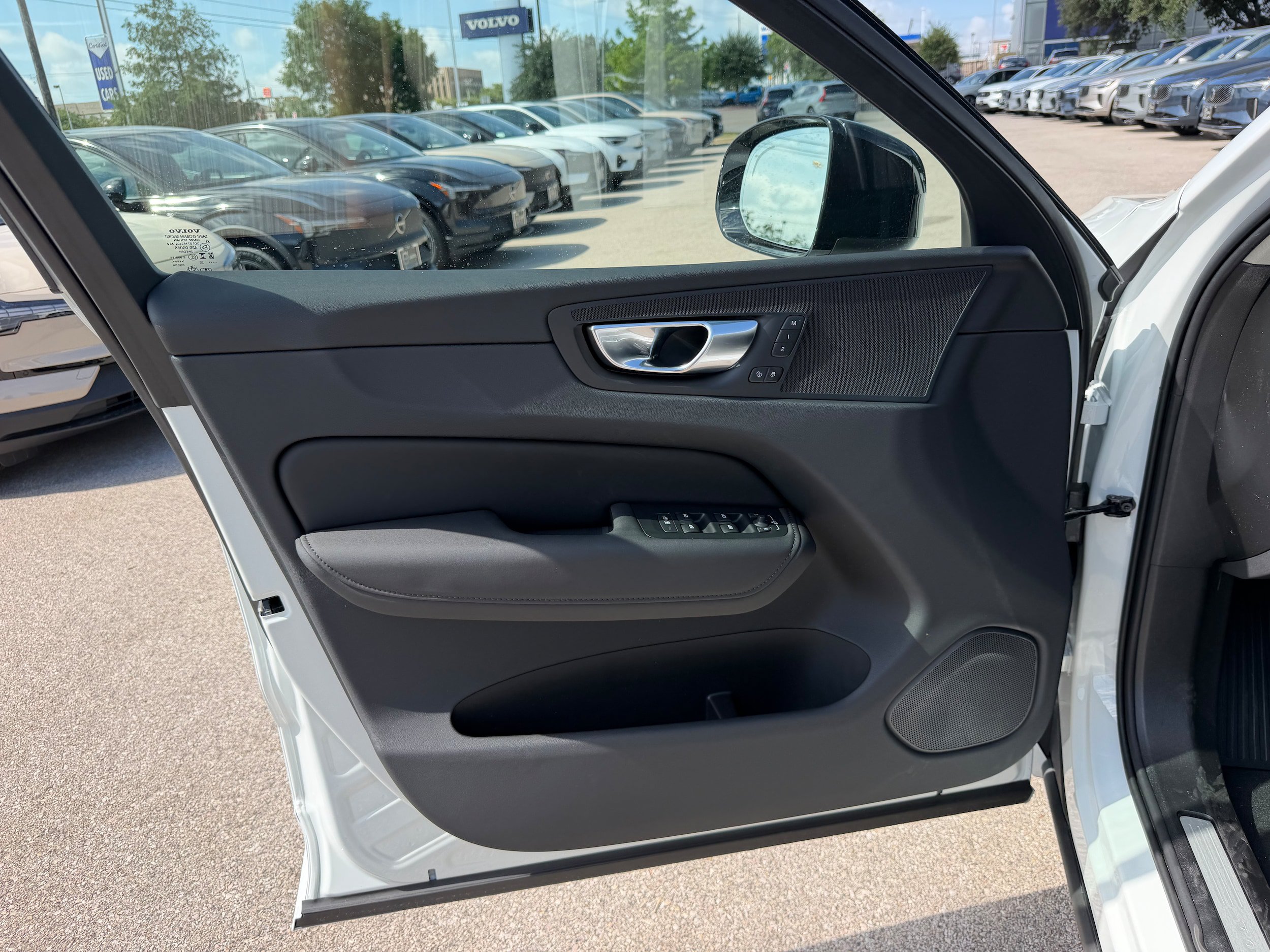 New 2026 Volvo XC60 T8 Plus w/ Protection Package Premier AWD/4WD image 16