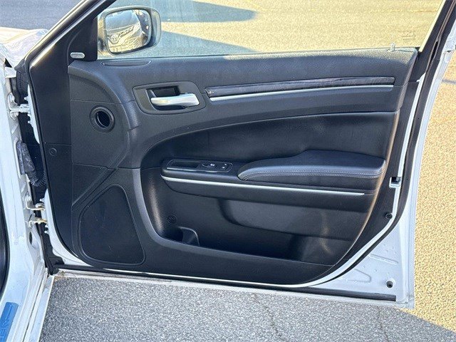 Used 2019 Chrysler 300 Limited w/ Safetytec Plus Group image 8