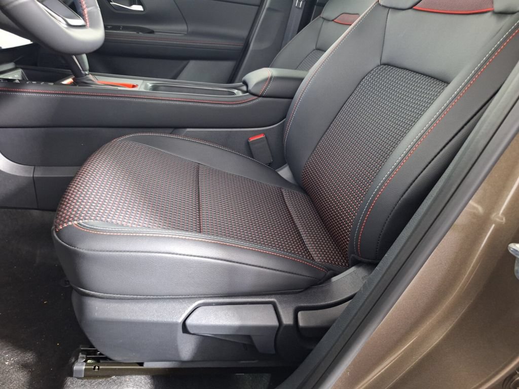 Used 2026 Nissan Kicks SR FWD image 28