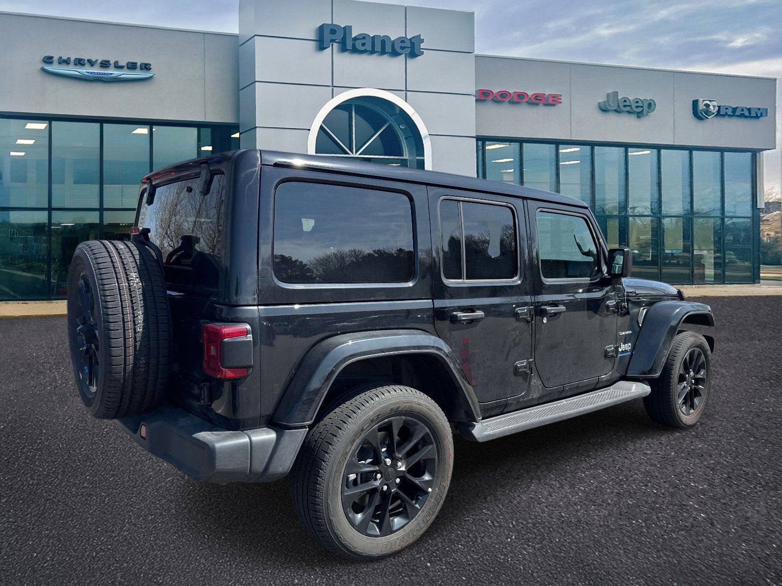 Used 2023 Jeep Wrangler Unlimited Sahara w/ Cold Weather Group AWD/4WD image 2