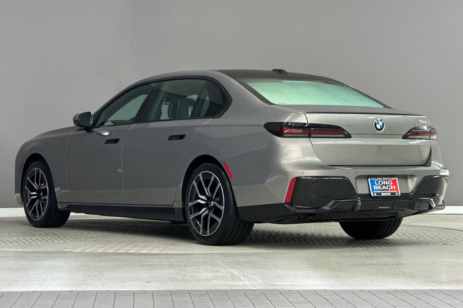 Certified 2023 BMW 740i RWD image 3