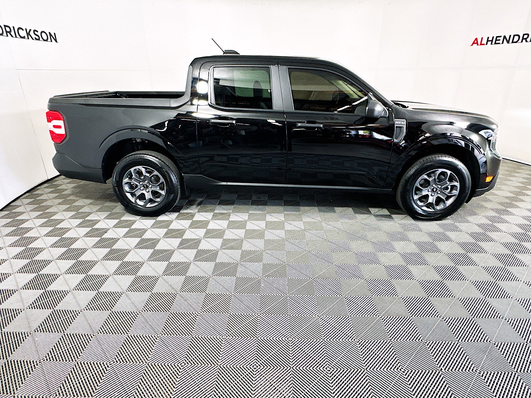 Used 2025 Ford Maverick XLT image 2