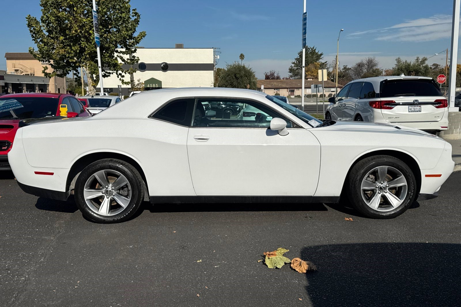 Used 2015 Dodge Challenger SXT image 7