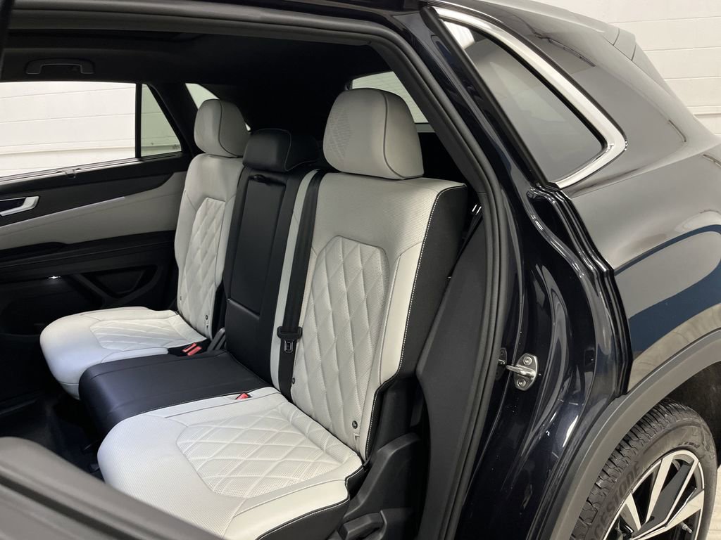 Used 2025 Volkswagen Atlas Cross Sport SEL Premium R-Line image 30