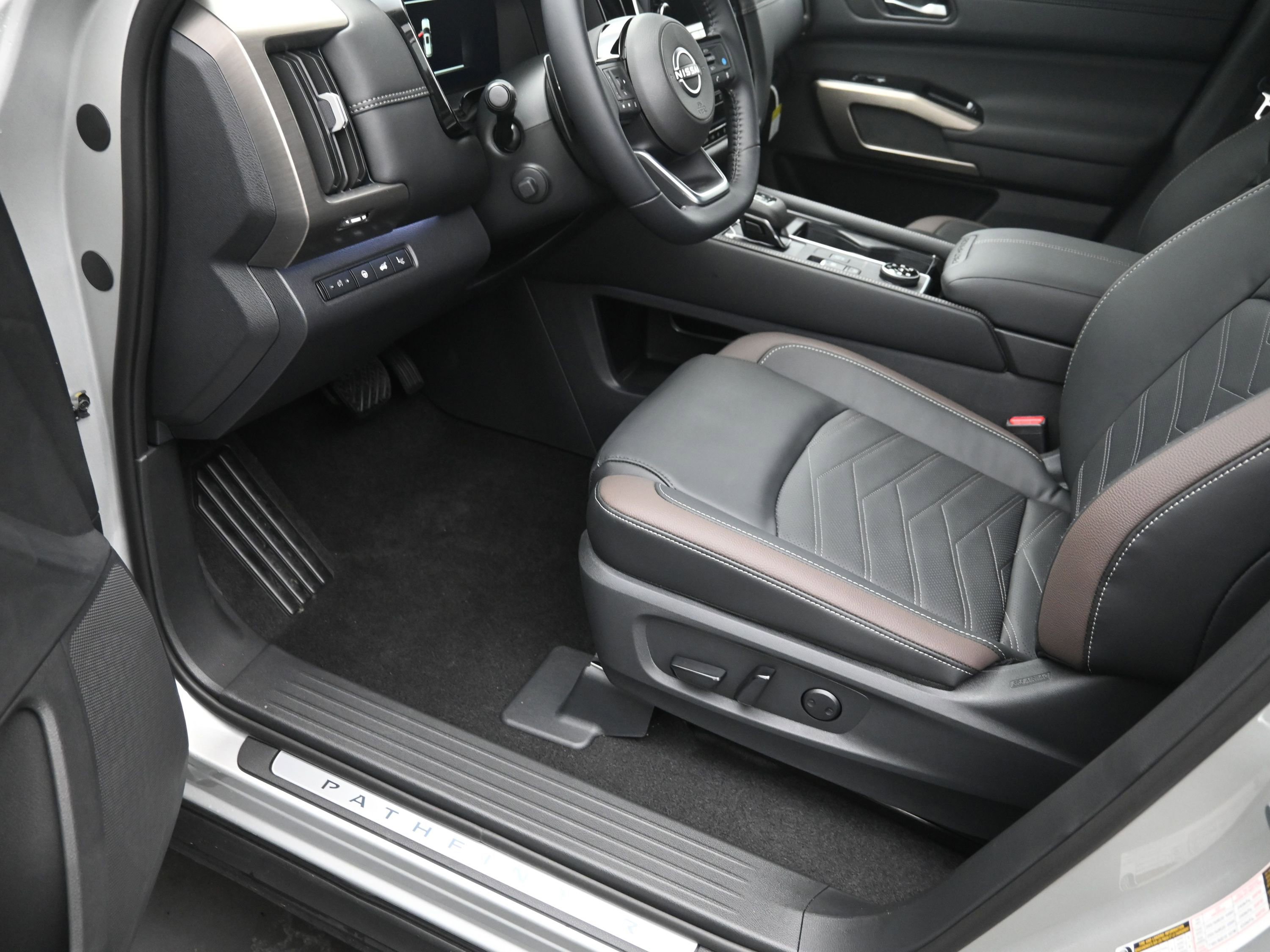 New 2025 Nissan Pathfinder Platinum w/ Cargo Package image 12