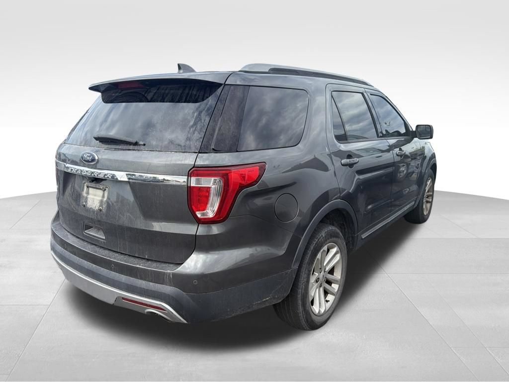 Used 2017 Ford Explorer XLT w/ Equipment Group 202A FWD image 27