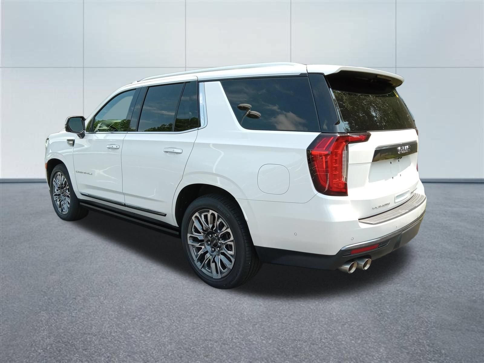 Used 2023 GMC Yukon Denali Ultimate AWD/4WD image 3
