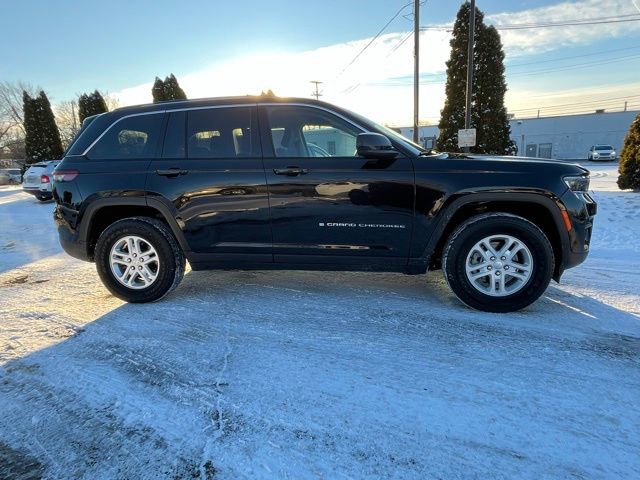 Used 2023 Jeep Grand Cherokee Laredo image 6