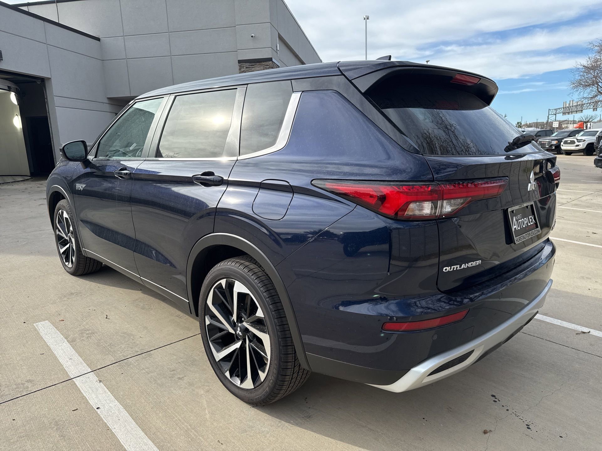 New 2025 Mitsubishi Outlander SE image 3