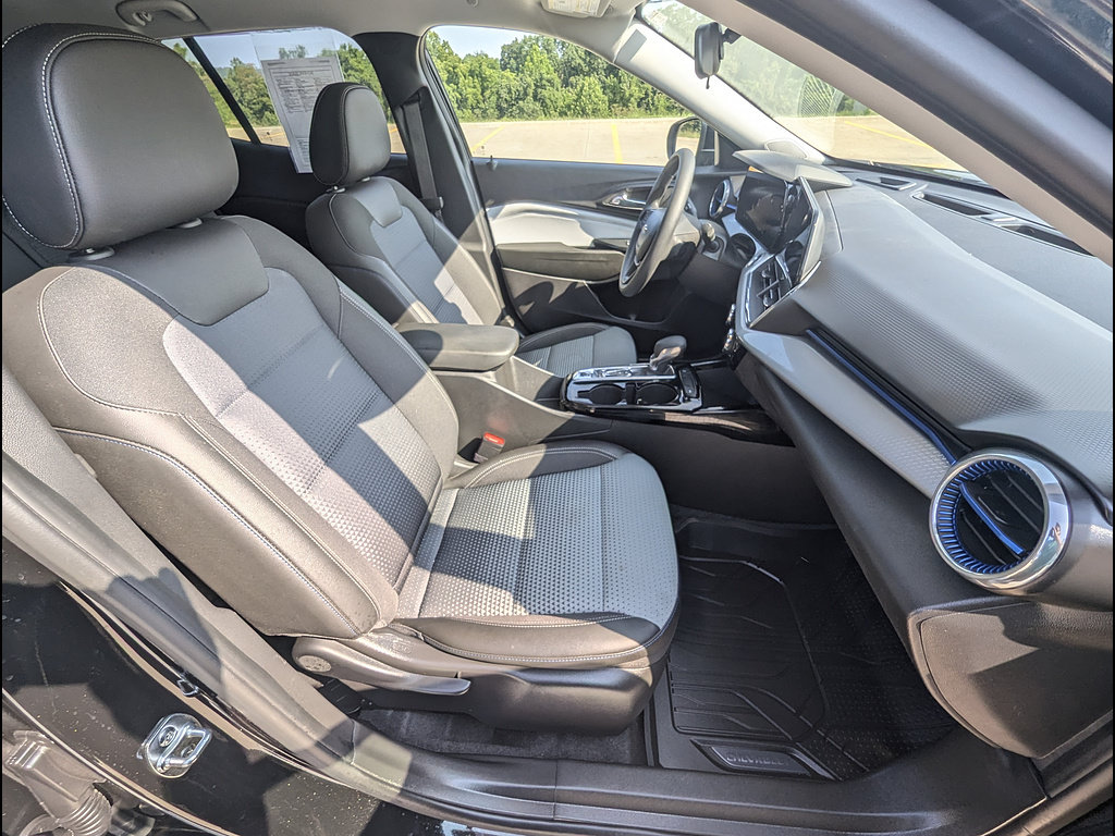 Used 2025 Chevrolet Trax LT FWD image 19