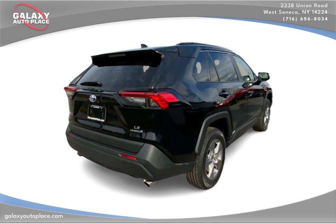 Used 2022 Toyota RAV4 LE AWD/4WD image 5