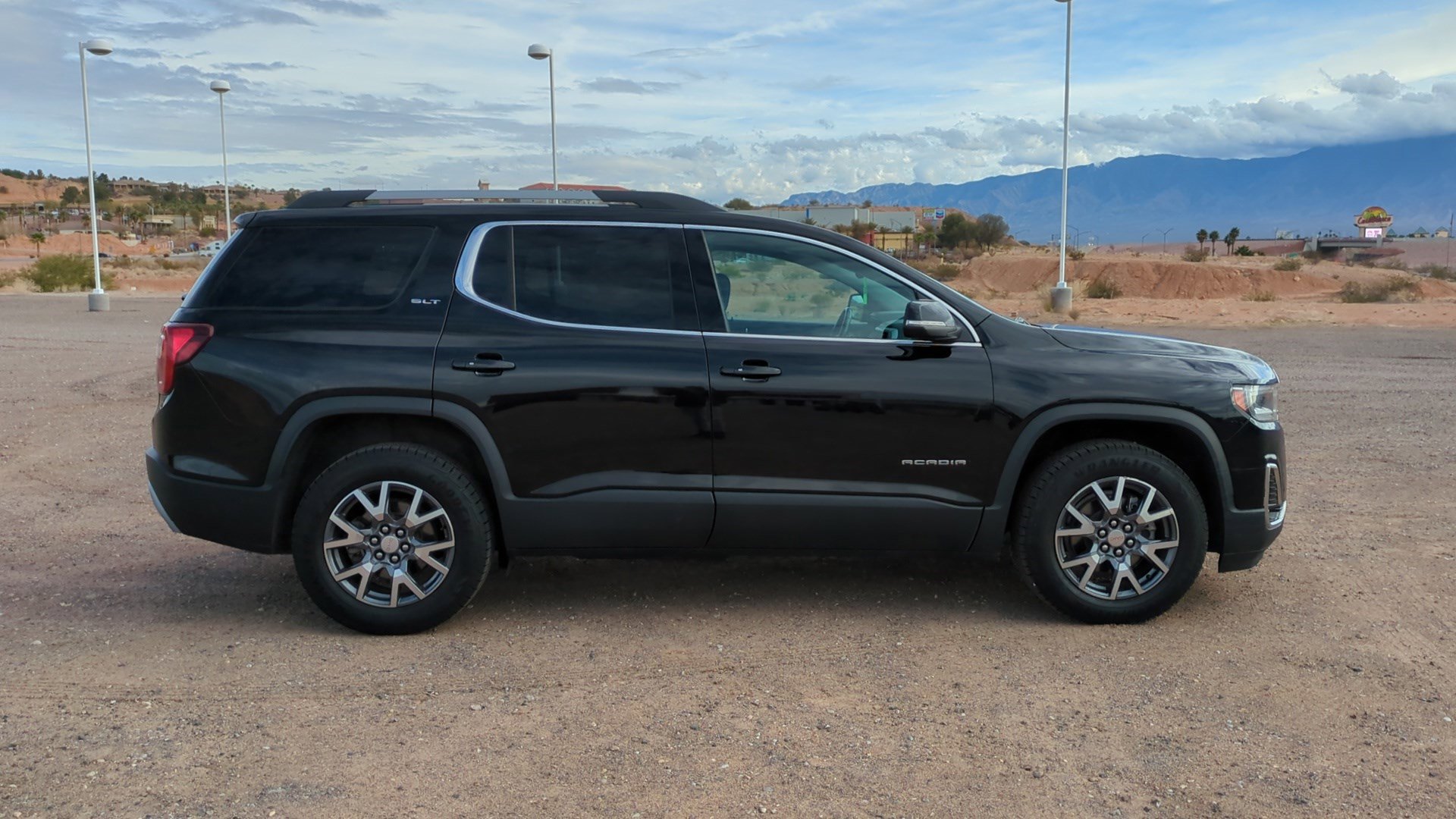 Used 2022 GMC Acadia SLT w/ Technology Package image 2