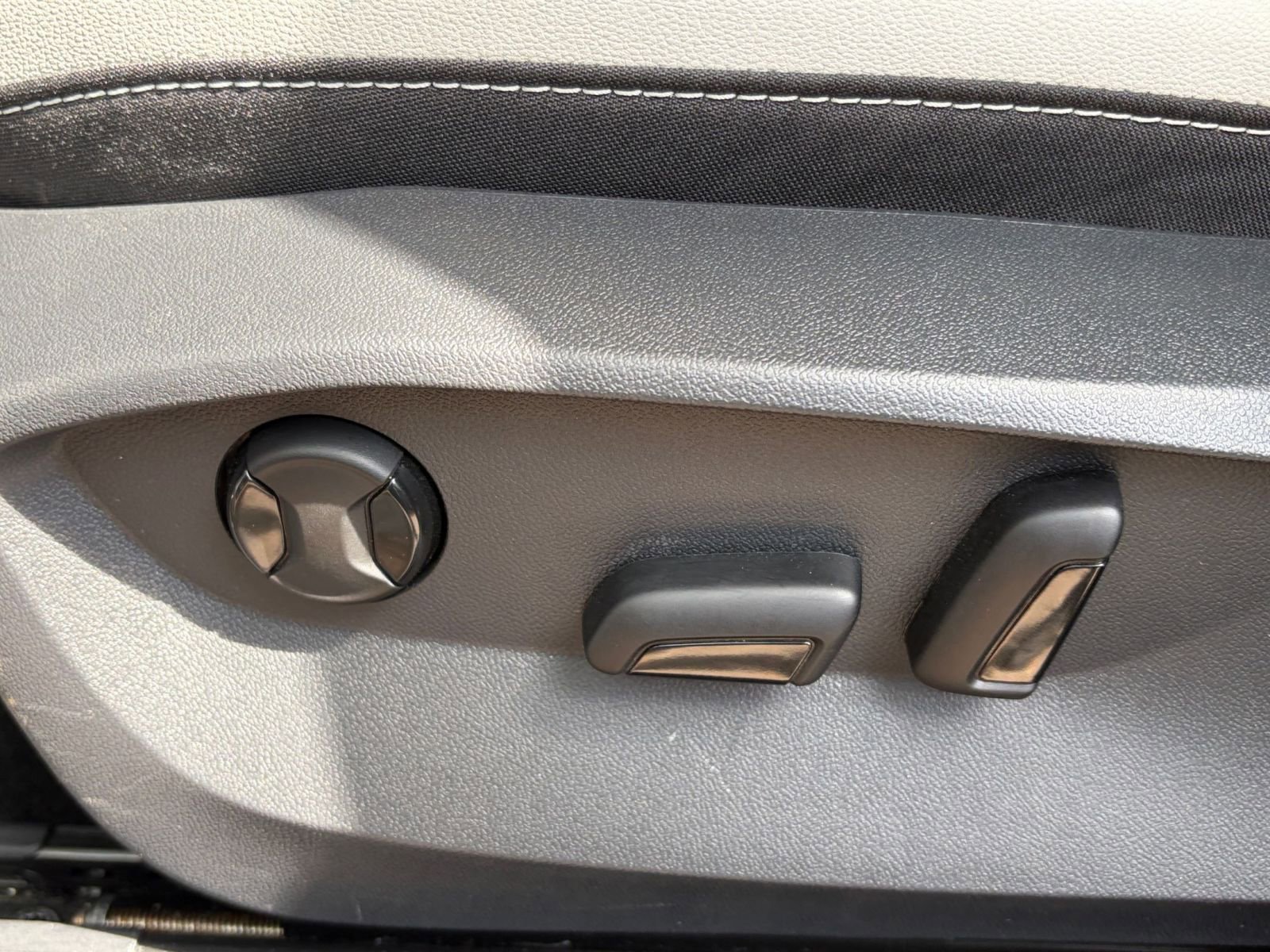 Used 2025 Volkswagen Taos SE image 22