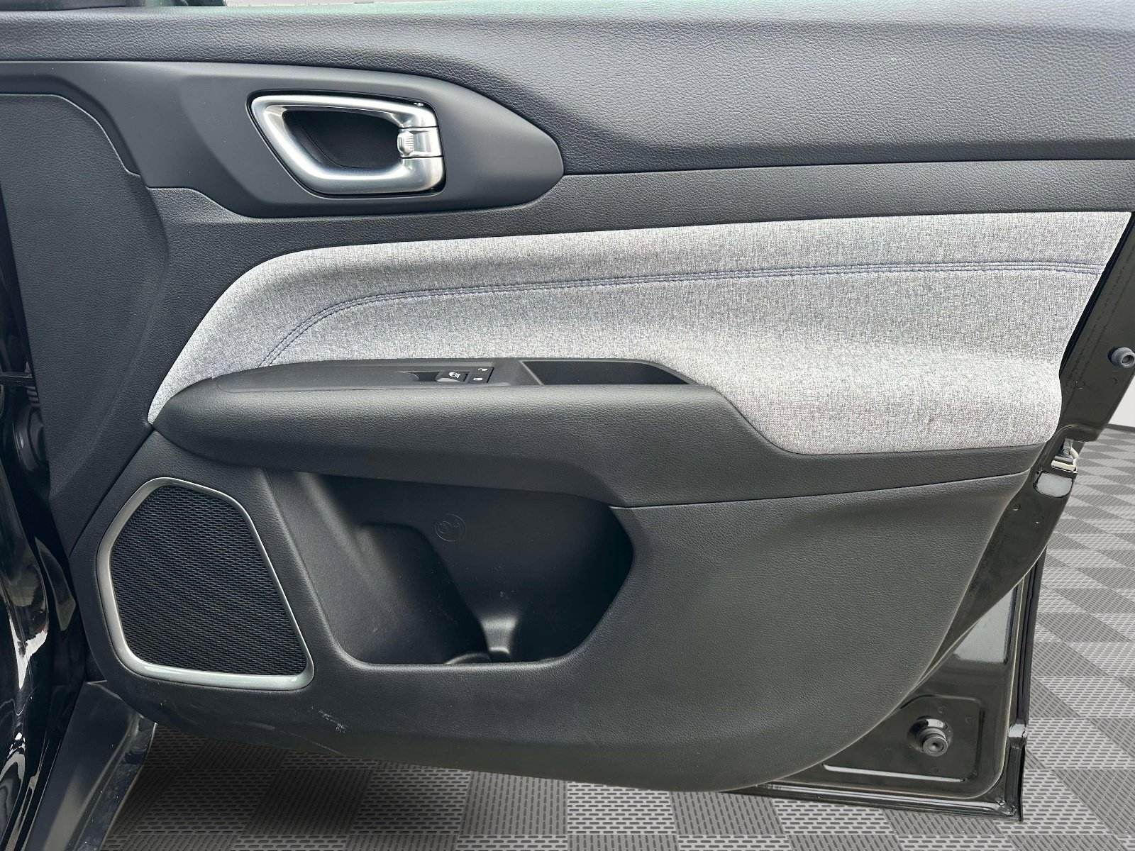 Used 2023 Jeep Compass Sport image 21