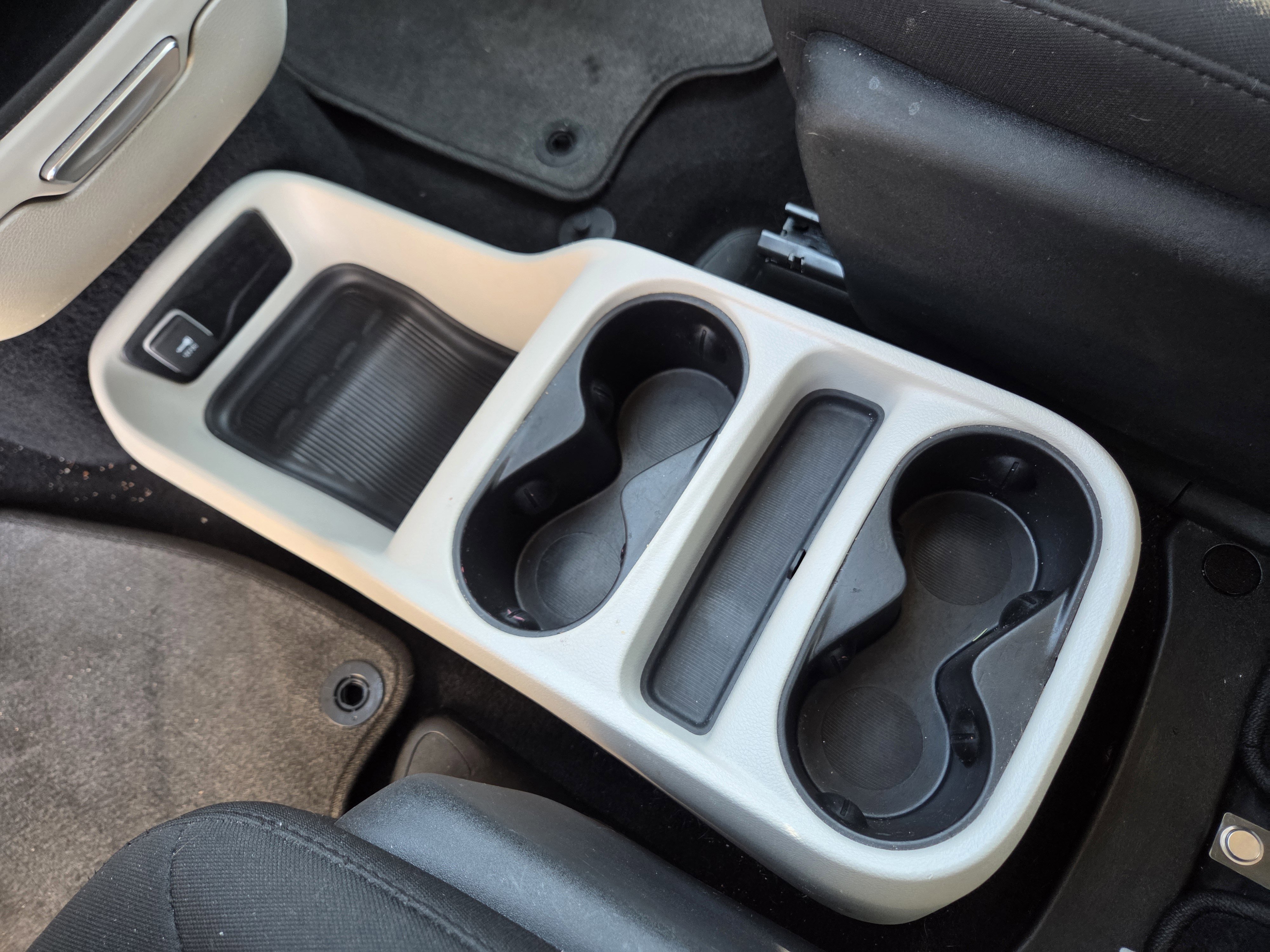 Used 2022 Chrysler Voyager LX image 15