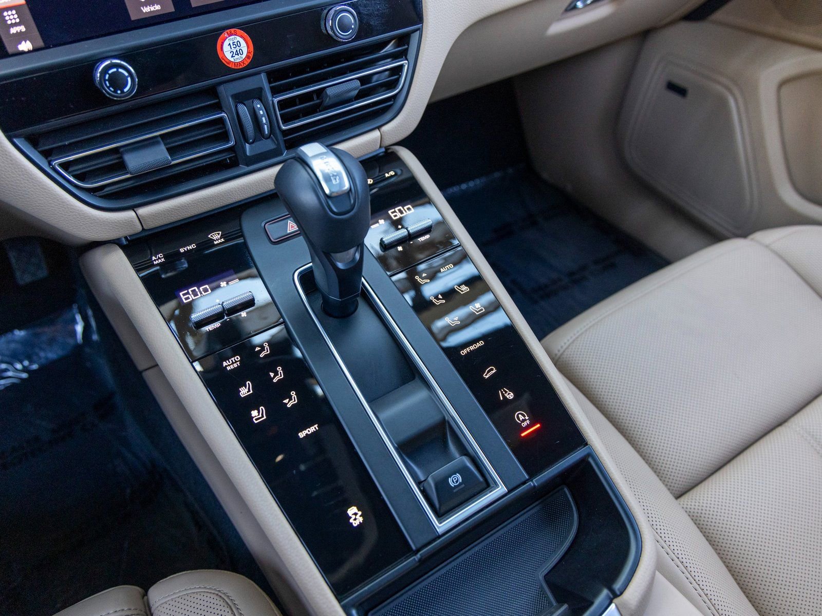 Certified 2025 Porsche Macan image 38