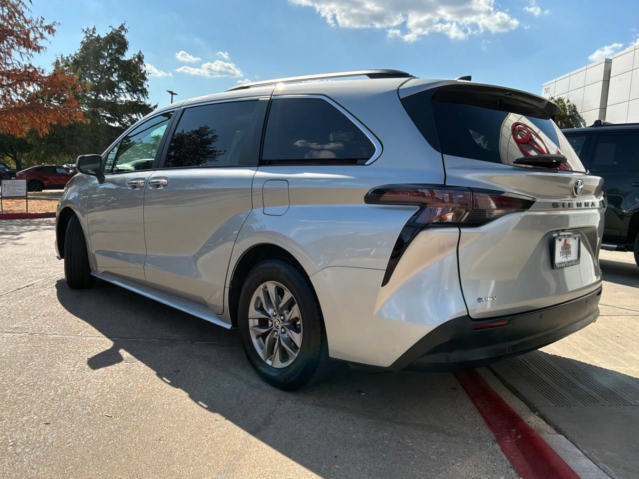 Used 2025 Toyota Sienna XLE FWD image 8