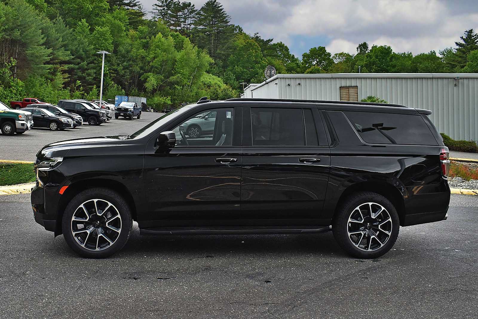 Used 2022 Chevrolet Suburban RST w/ Sport Performance Package AWD/4WD image 4