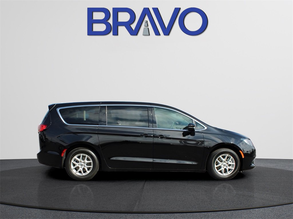 Used 2025 Chrysler Voyager LX image 4