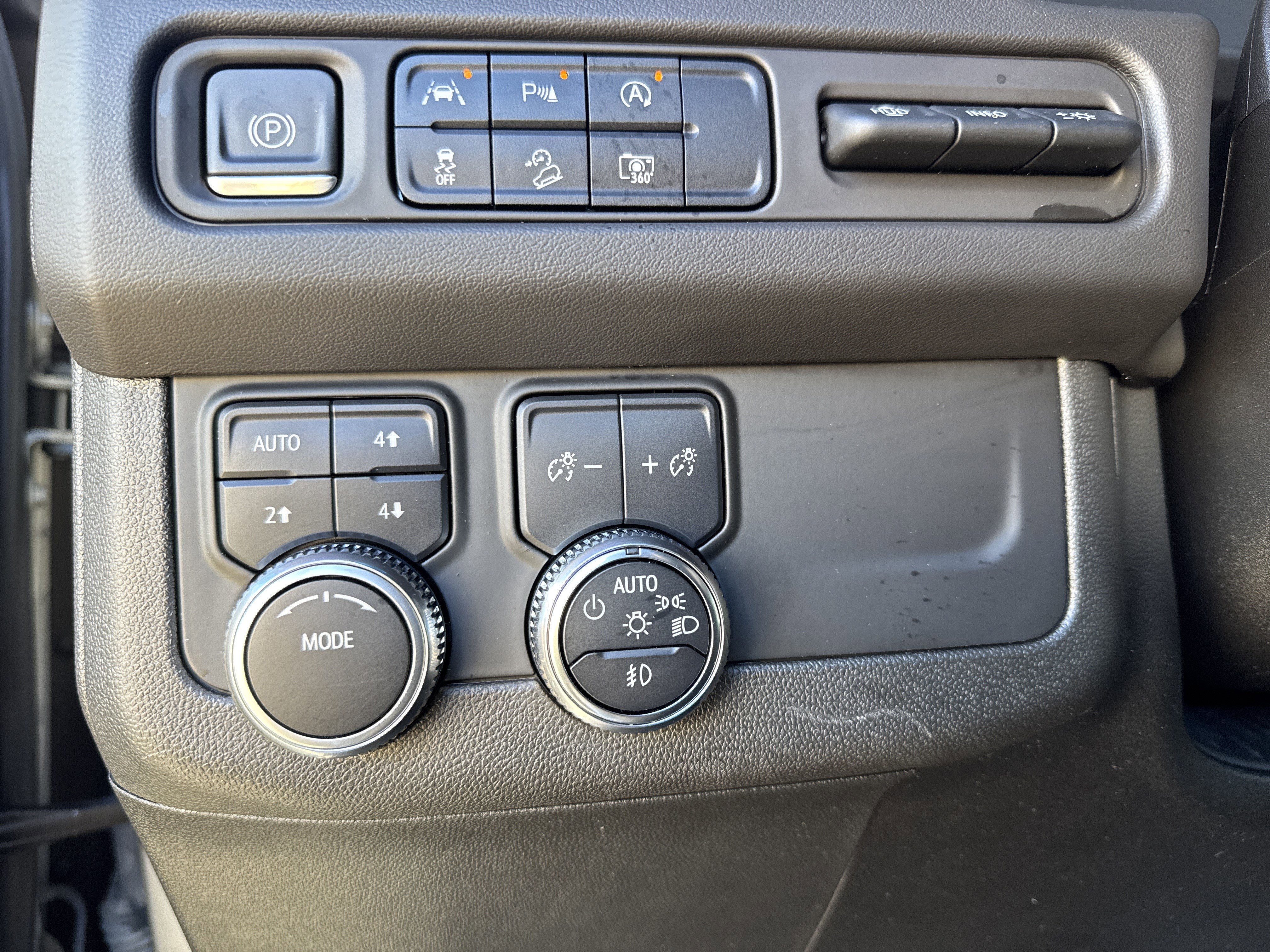 Used 2023 GMC Yukon AT4 w/ AT4 Premium Package image 19