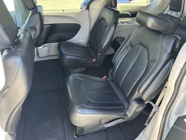 Used 2024 Chrysler Pacifica Touring-L FWD image 16