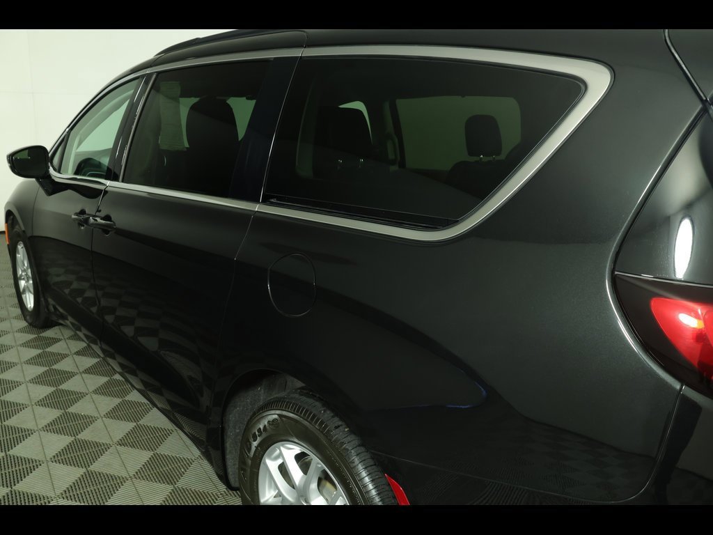 Used 2022 Chrysler Pacifica Touring-L image 17