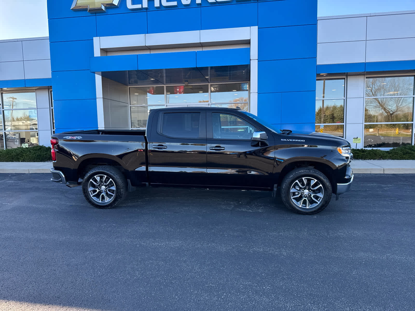 Used 2022 Chevrolet Silverado 1500 LT image 2