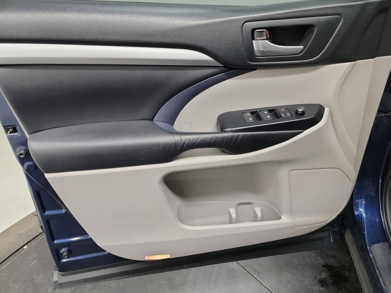 Used 2016 Toyota Highlander XLE AWD/4WD image 13