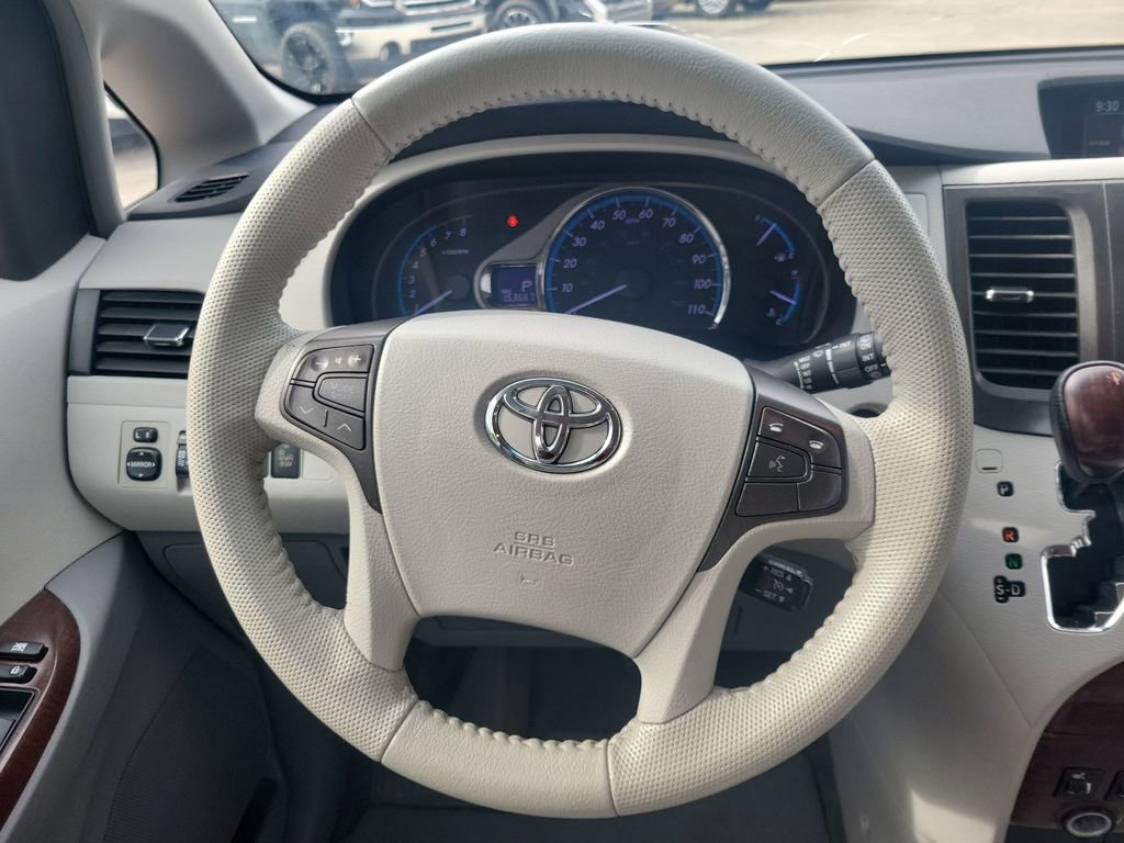 Used 2013 Toyota Sienna XLE w/ Entertainment Pkg image 33