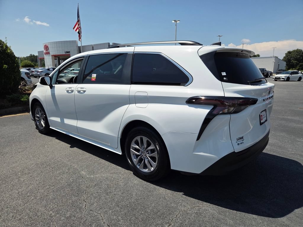 Certified 2025 Toyota Sienna LE FWD image 9
