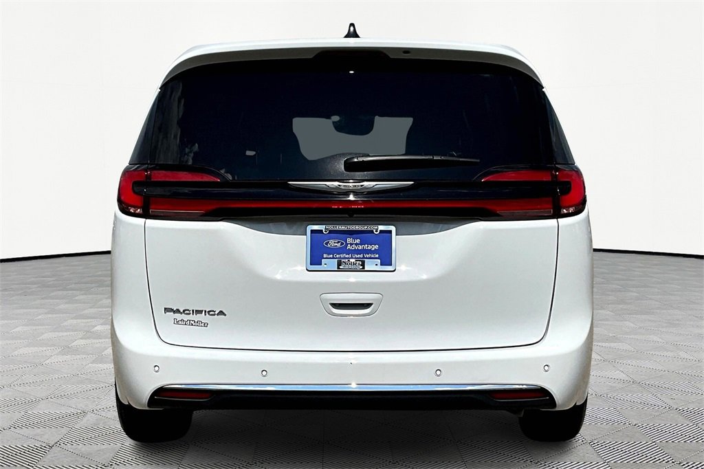 Used 2025 Chrysler Pacifica Select image 4
