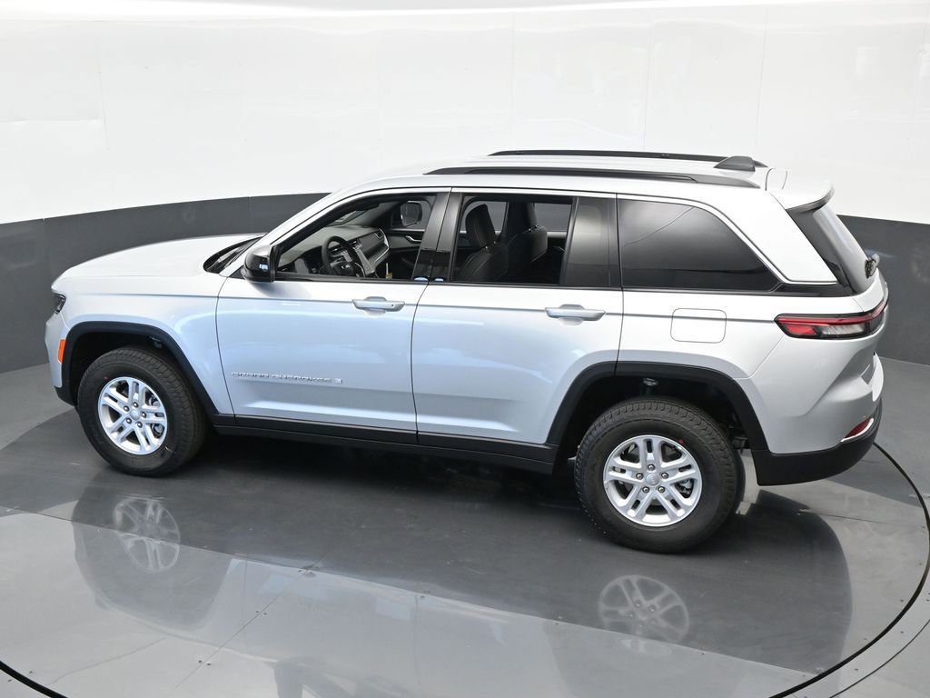 Used 2024 Jeep Grand Cherokee Laredo w/ Trailer Tow Package image 31