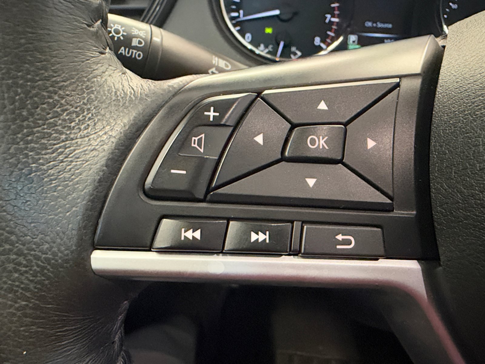 Used 2017 Nissan Rogue SV FWD image 18