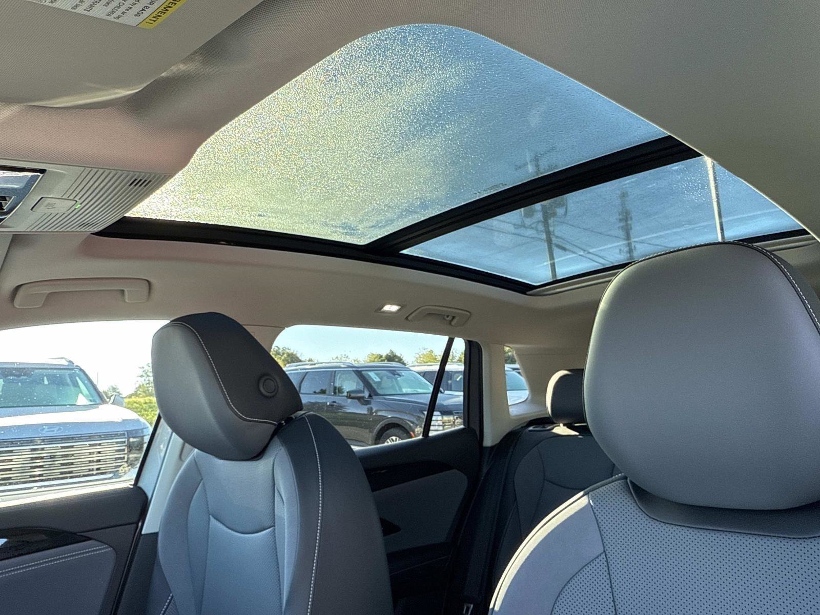 Used 2025 Volkswagen Tiguan SE image 3