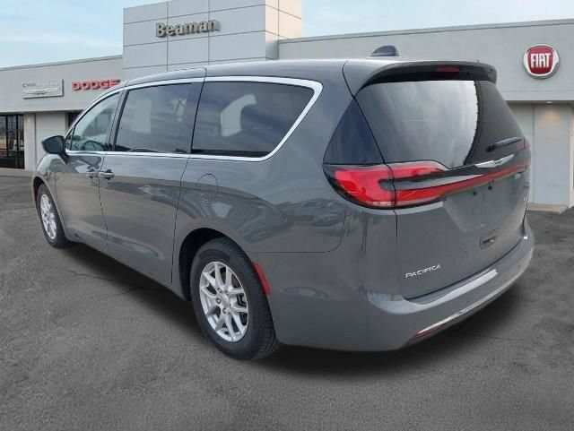 Used 2025 Chrysler Pacifica Select FWD image 2