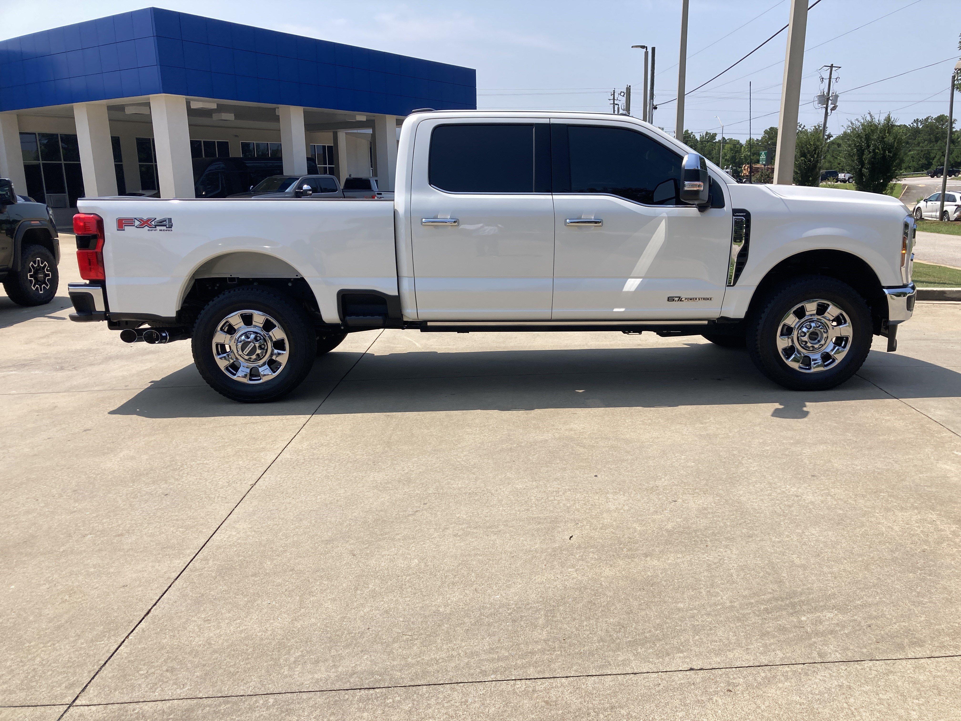 Used 2025 Ford F350 Lariat w/ Lariat Ultimate Package AWD/4WD image 9