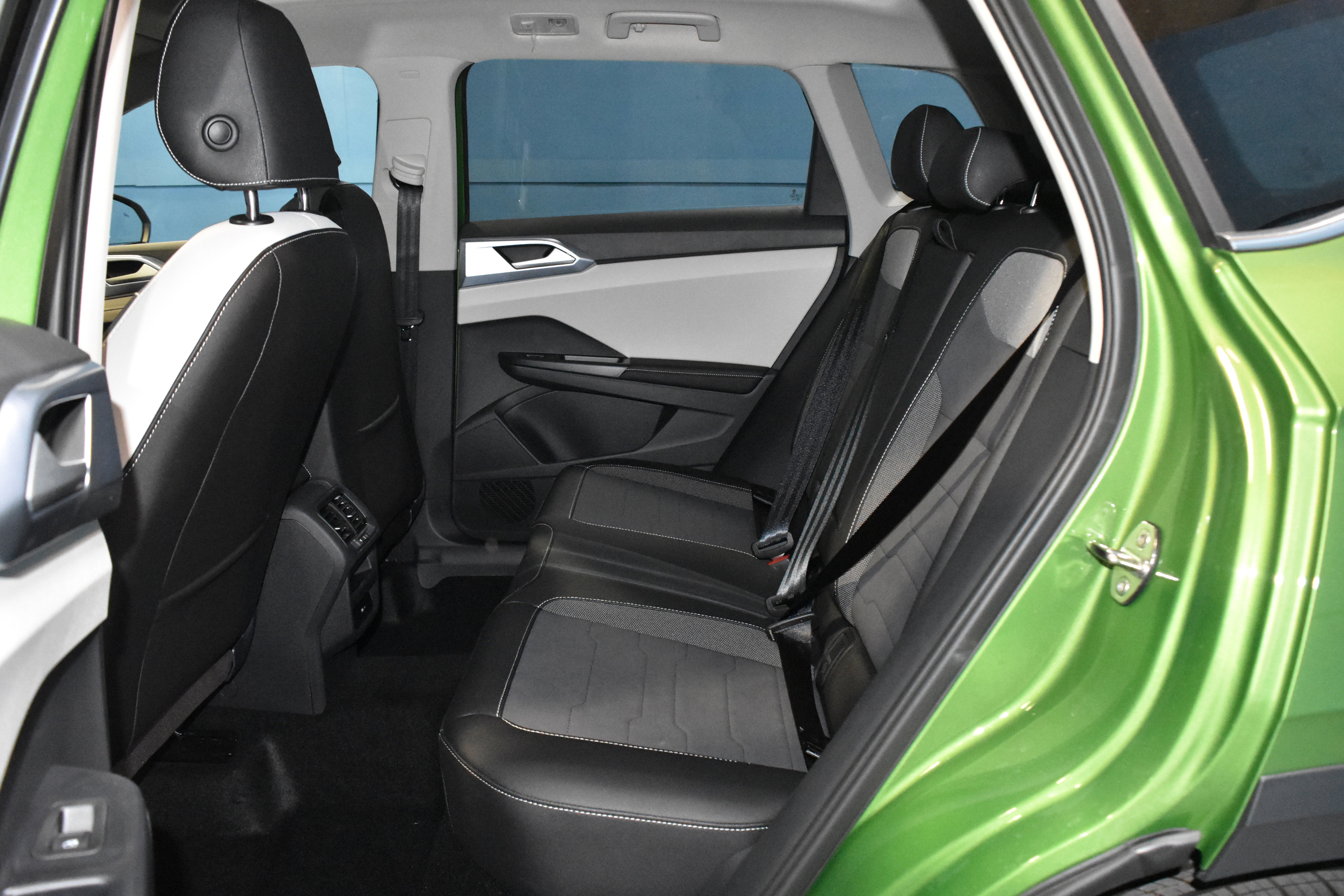 New 2025 Volkswagen Taos SE image 16