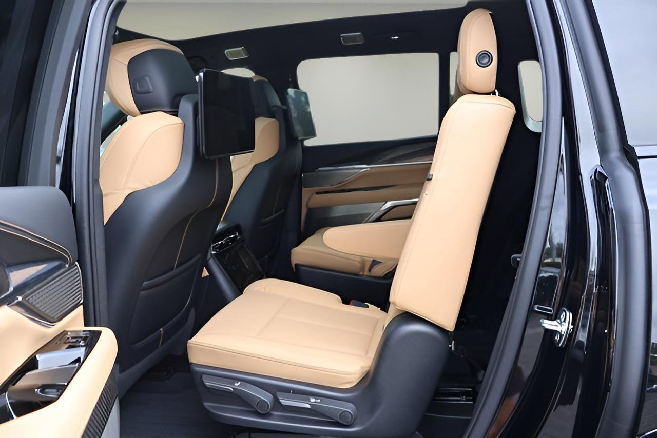 New 2025 Cadillac Escalade IQ Luxury 2 w/ LPO, Premium Carpet Package image 13