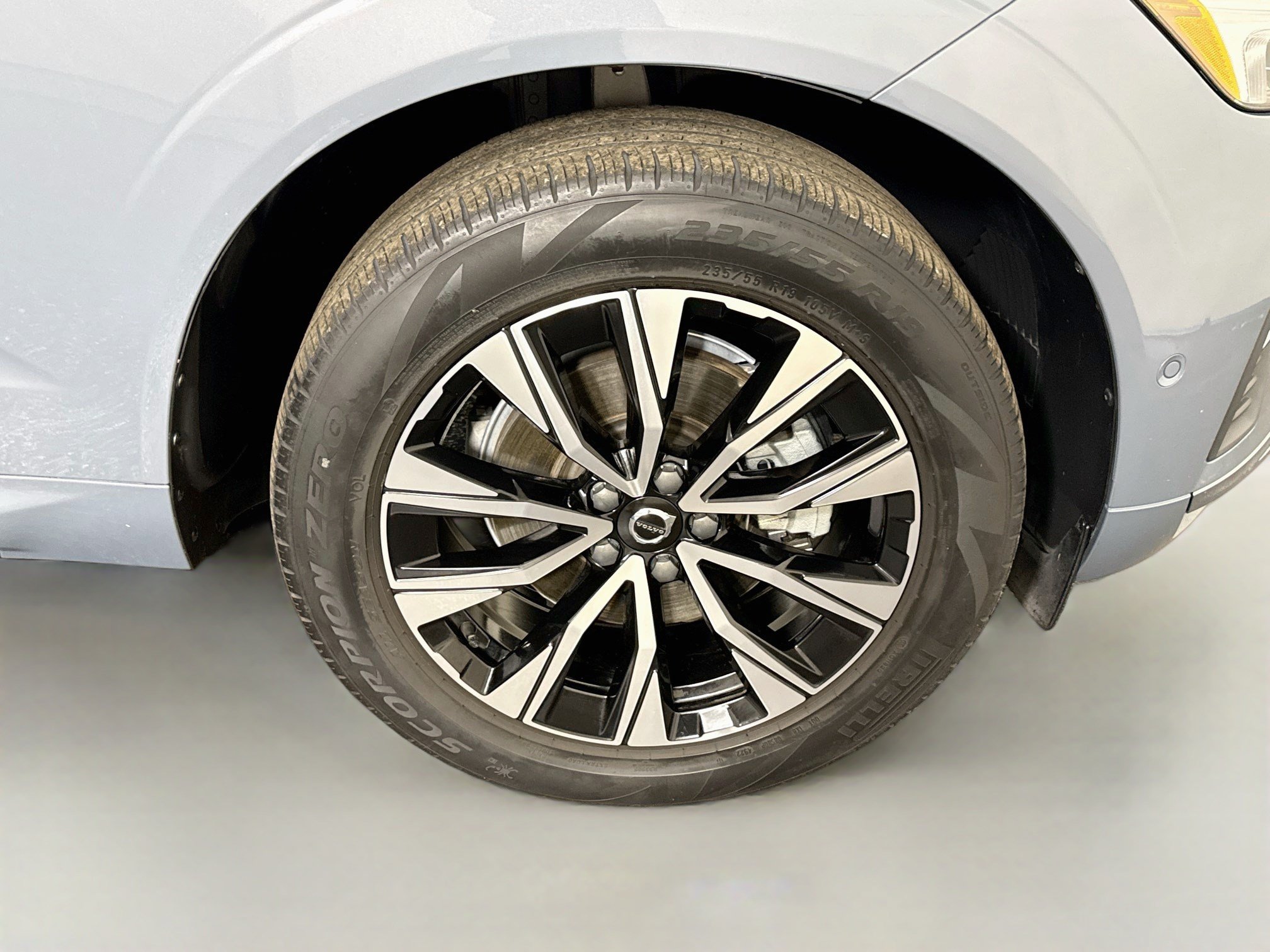 Used 2023 Volvo XC60 B5 Plus FWD image 32