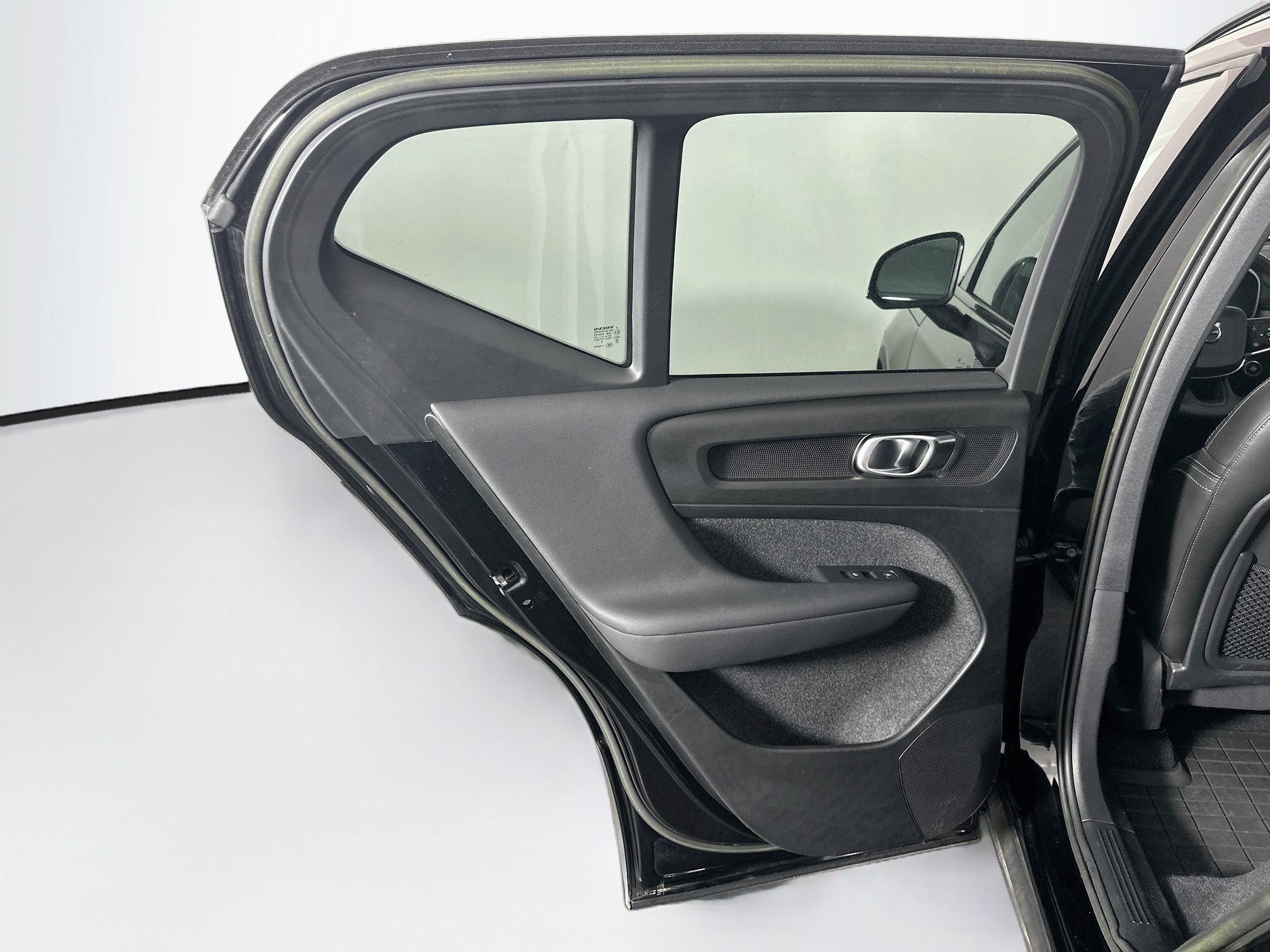 Used 2023 Volvo XC40 B4 Ultimate FWD image 27