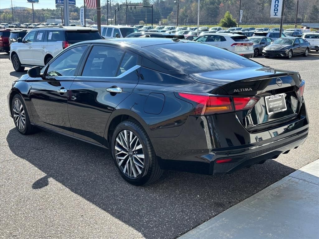 Used 2023 Nissan Altima 2.5 SV image 2