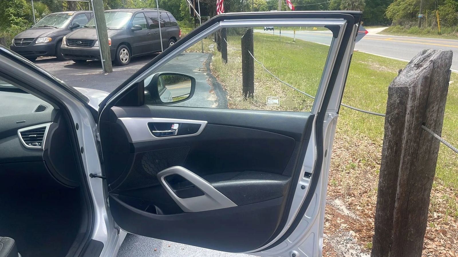 Used 2016 Hyundai Veloster FWD image 12