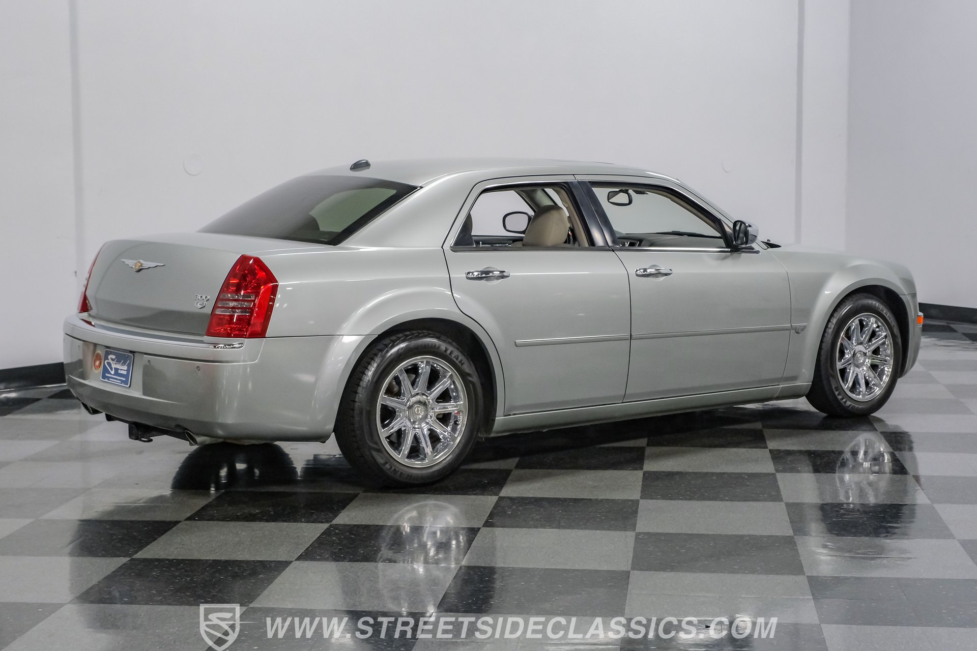 Used 2005 Chrysler 300 C w/ Navigation & Sound Group II RWD image 13