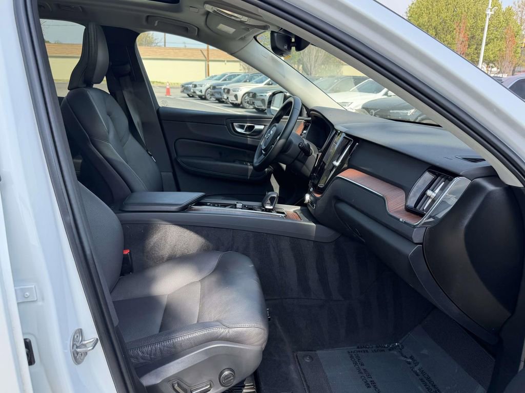 Used 2024 Volvo XC60 B5 Plus w/ Climate Package image 12