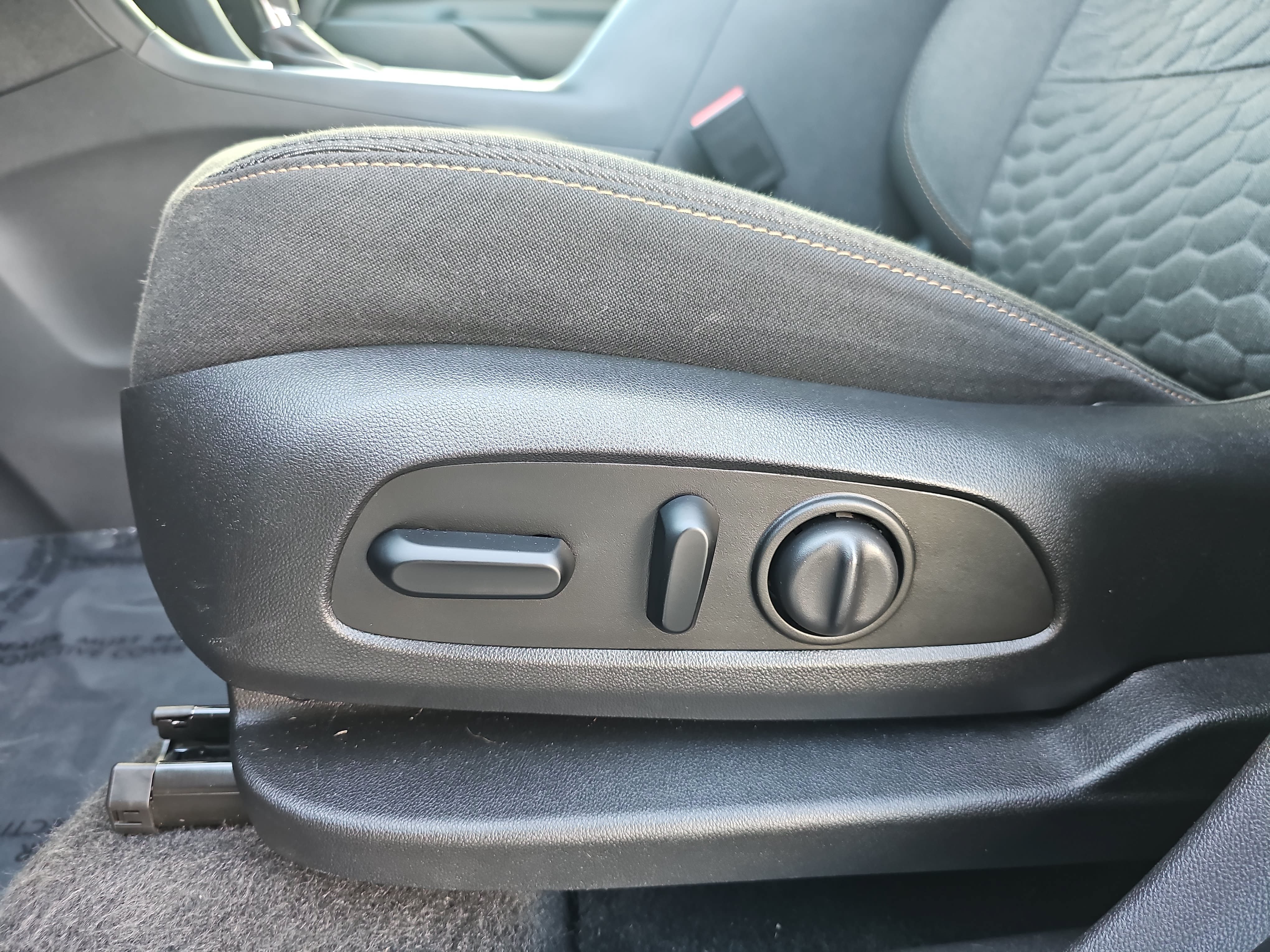Used 2020 Chevrolet Equinox LT FWD image 29