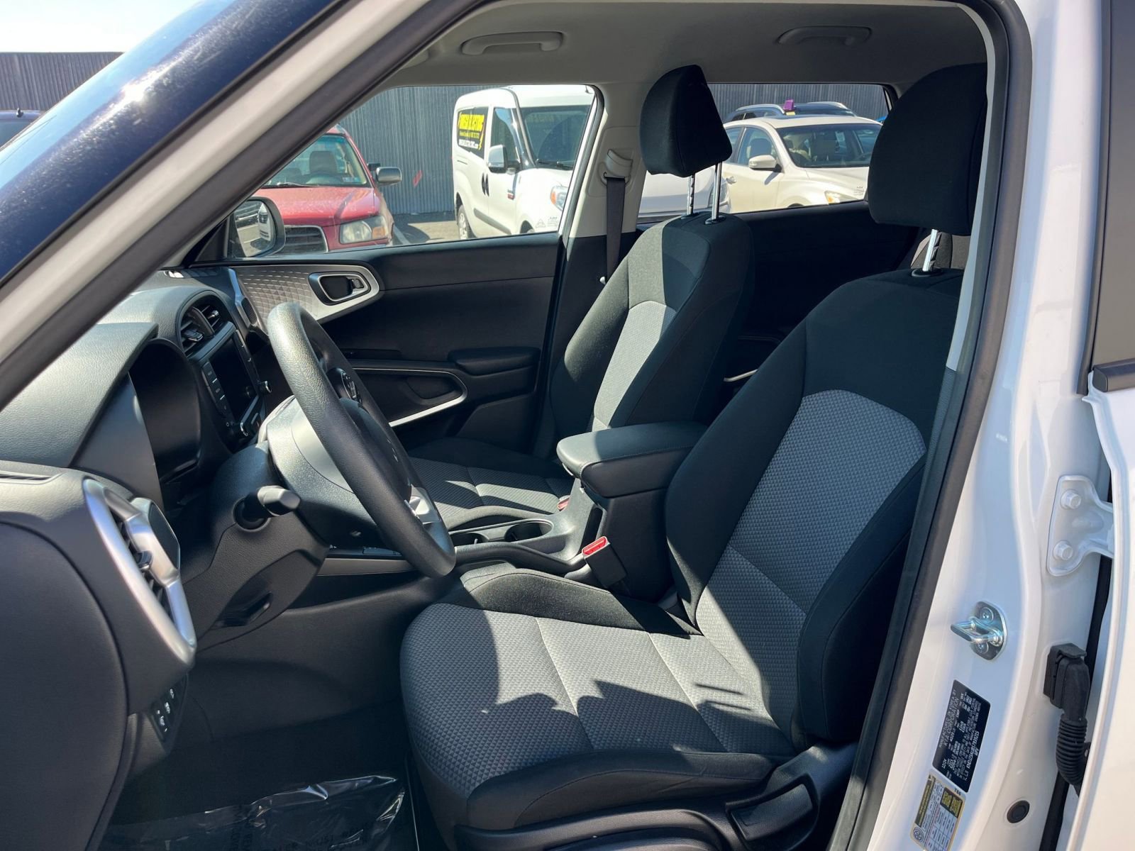 Used 2025 Kia Soul LX w/ LX Technology Package FWD image 34