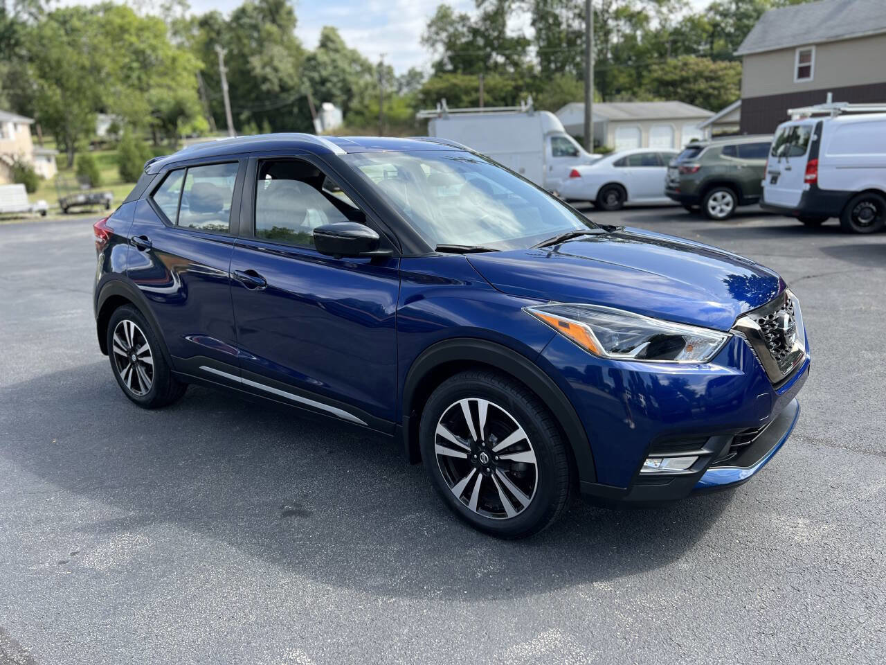 Used 2019 Nissan Kicks SR w/ SR Premium Package image 3
