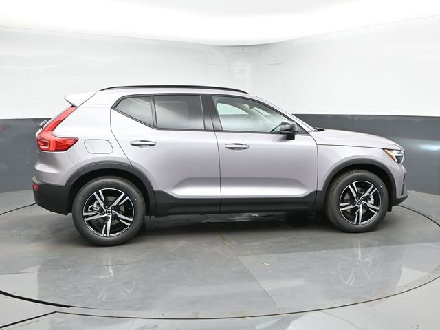 New 2026 Volvo XC40 B4 Core w/ Climate Package FWD image 9