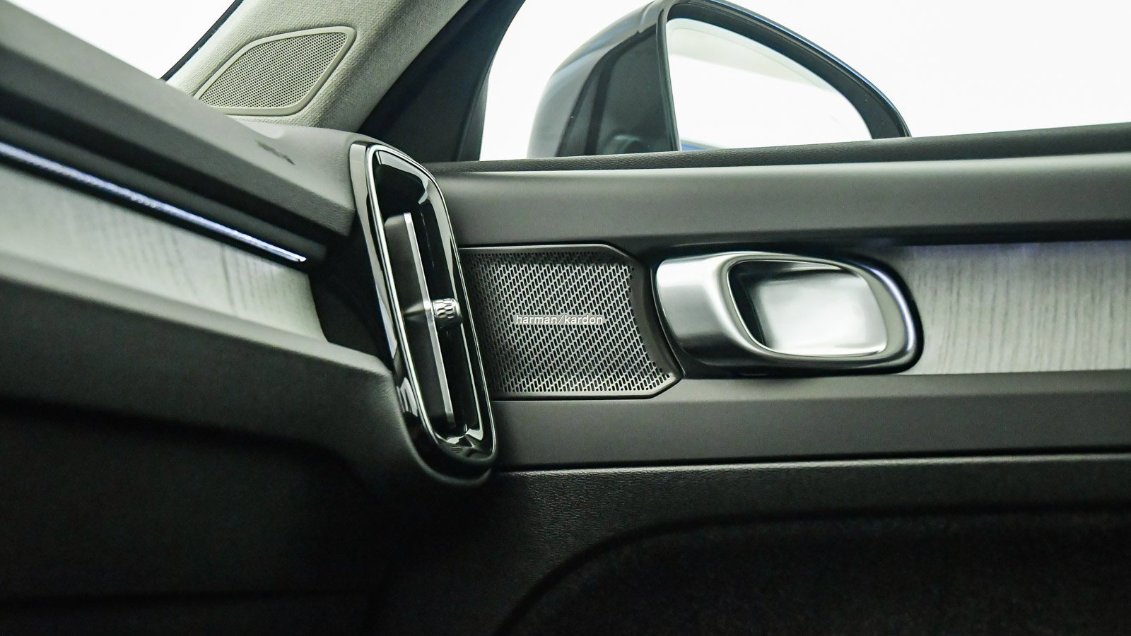 Certified 2025 Volvo XC40 B5 Ultra w/ Climate Package image 29